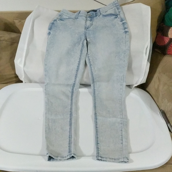 Almost Famous Light Wash Jegging Skinny Jeans - size 5 - Picture 4 of 7